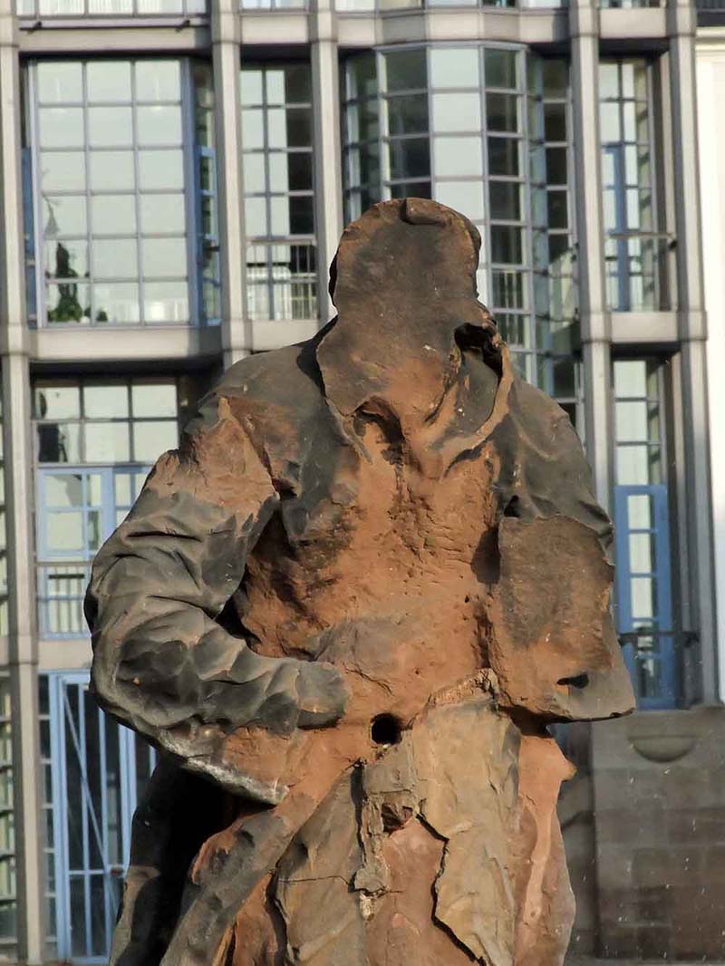 Statue im Saarbrücker Schlossbrunnen